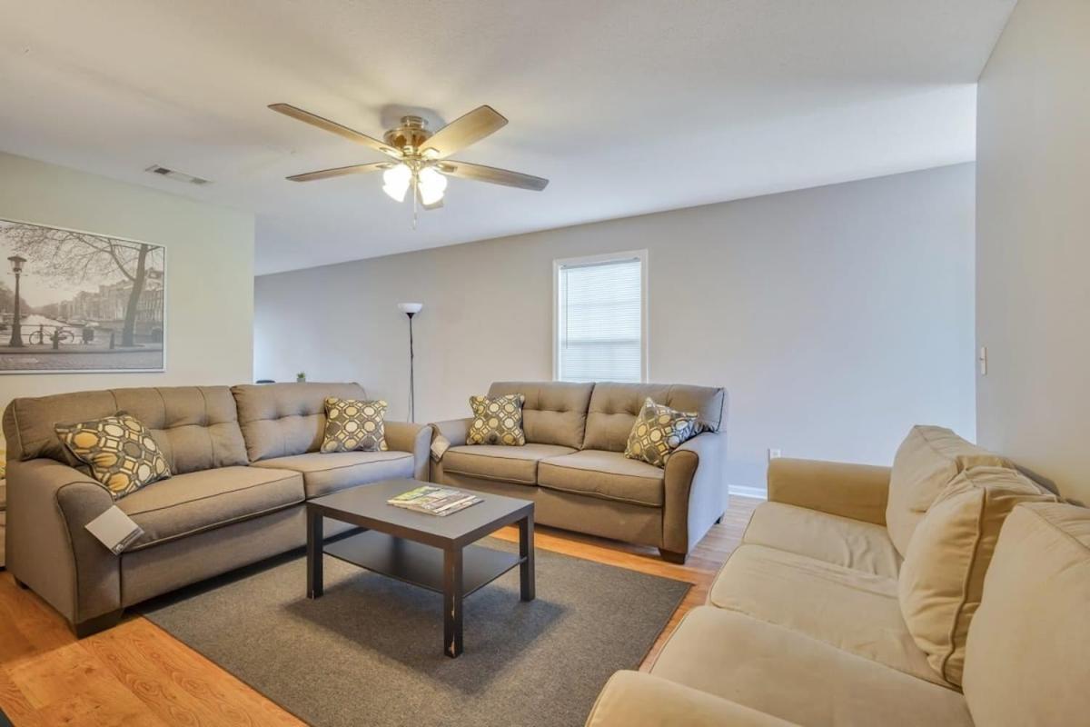 Charming Gray Home- 5 Mins From Gsu! 斯泰茨伯勒 外观 照片