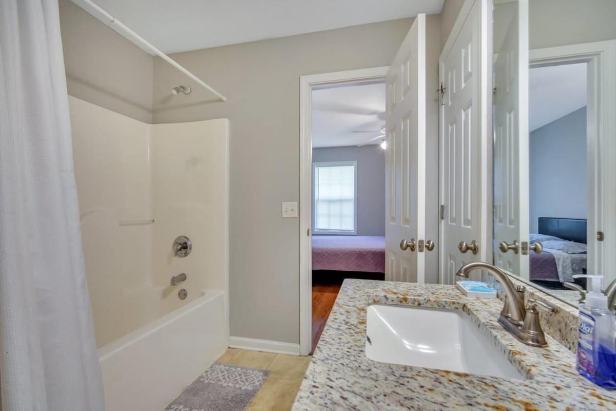 Charming Gray Home- 5 Mins From Gsu! 斯泰茨伯勒 外观 照片