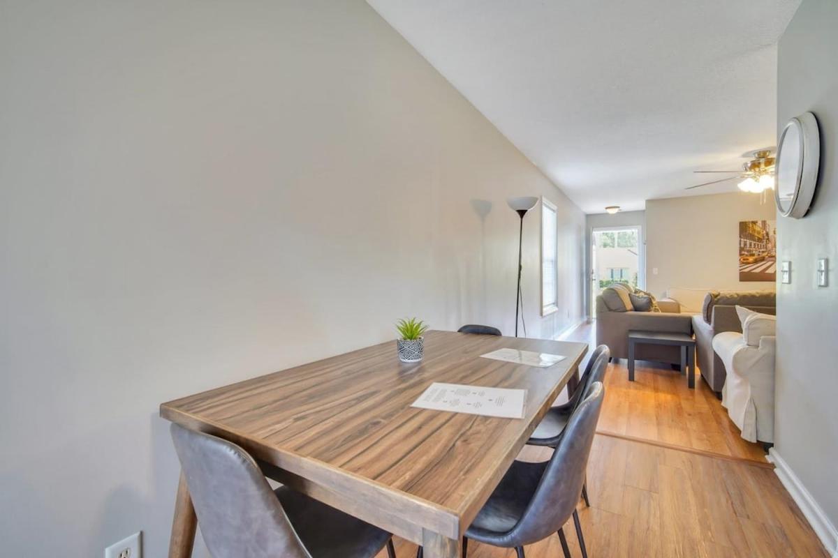 Charming Gray Home- 5 Mins From Gsu! 斯泰茨伯勒 外观 照片