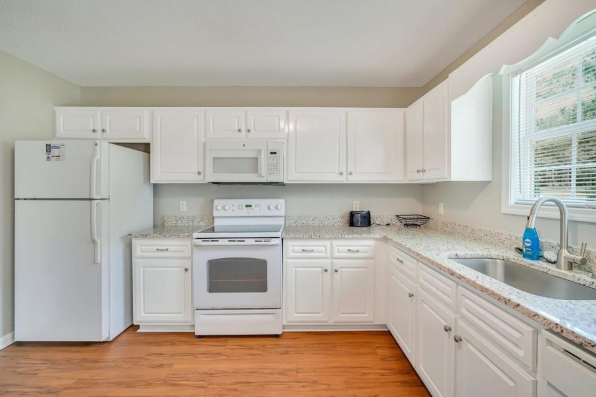 Charming Gray Home- 5 Mins From Gsu! 斯泰茨伯勒 外观 照片