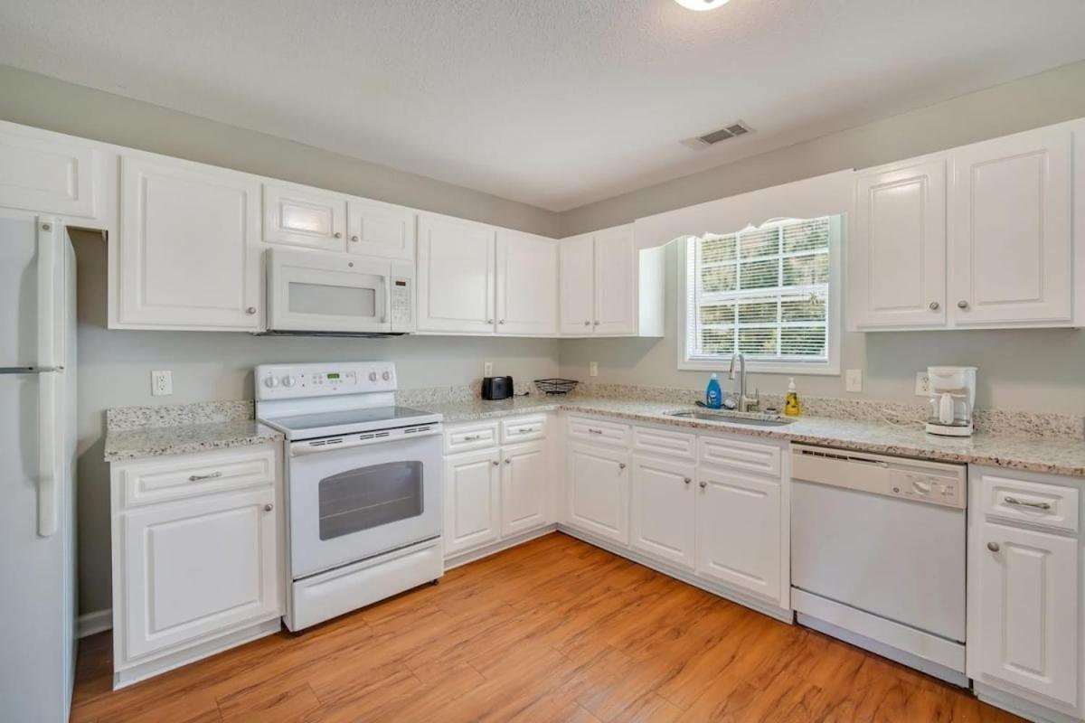 Charming Gray Home- 5 Mins From Gsu! 斯泰茨伯勒 外观 照片