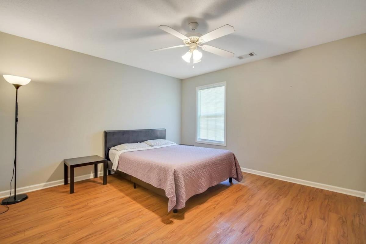 Charming Gray Home- 5 Mins From Gsu! 斯泰茨伯勒 外观 照片