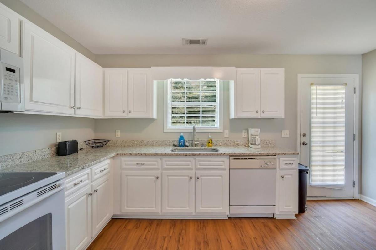 Charming Gray Home- 5 Mins From Gsu! 斯泰茨伯勒 外观 照片
