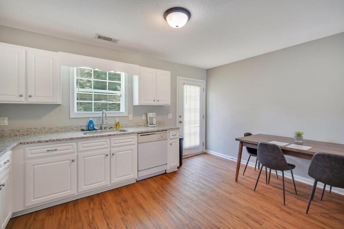 Charming Gray Home- 5 Mins From Gsu! 斯泰茨伯勒 外观 照片